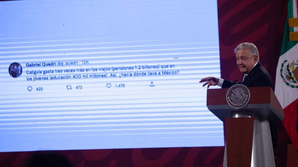 López Obrador mostró el tuit del diputado panista