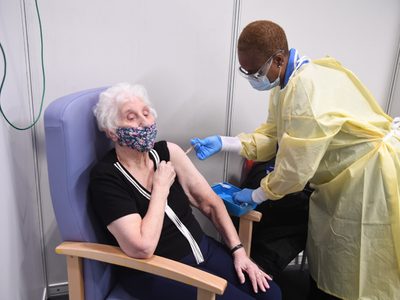 Anticuerpos de covid-19 duran al menos seis meses después del contagio, revela estudio