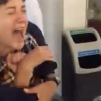 Trasladan al psiquiátrico a una mujer por escandalizar en aeropuerto de Campeche (Video)