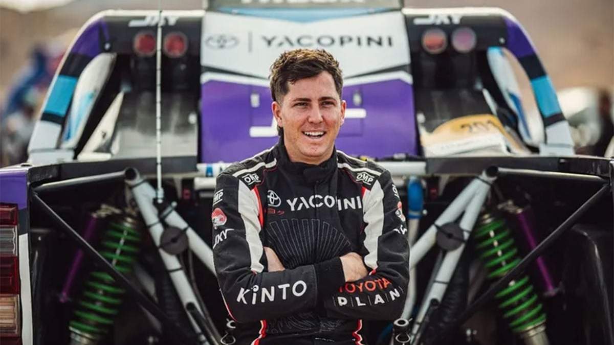 Juan Cruz Yacopini con su Toyota Hilux.