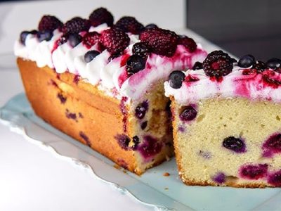 Budín proteico de yogur y frutos rojos: perfecto para el antojo dulce y listo en pocos minutos