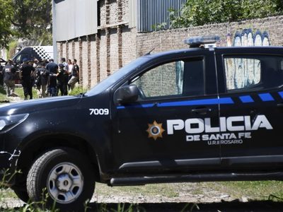 Un policía se robó las cubiertas de un patrullero para pagar una deuda