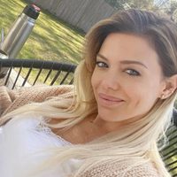Bajo los rayos del sol, Evangelina Anderson deslumbró con su belleza desde las playas de Marbella