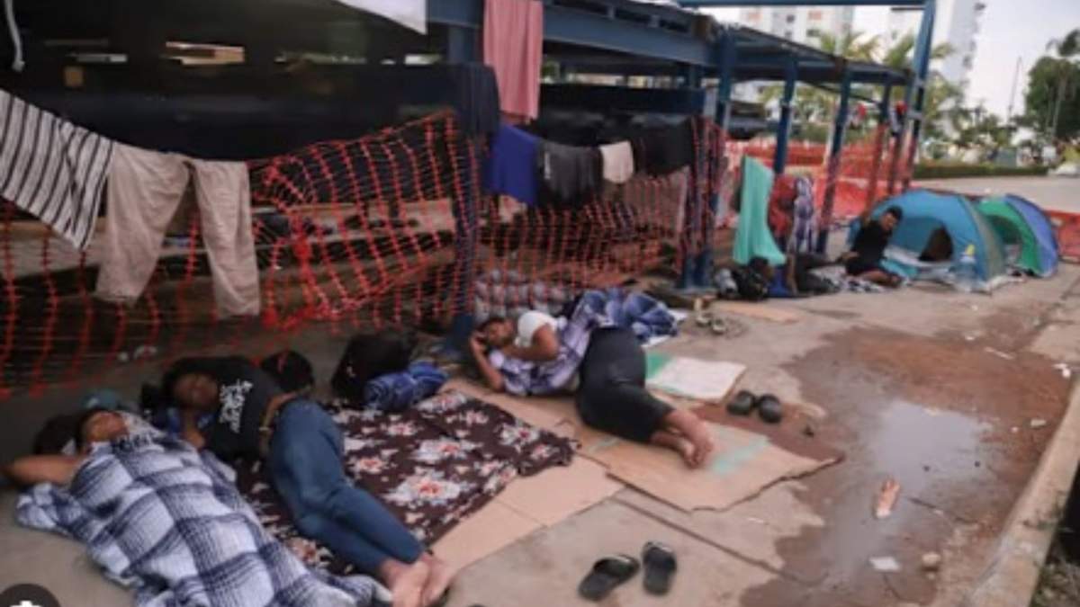 Migrantes durmiendo en una calle de Acapulco