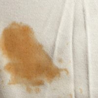 Sin una gota de Vanish o lavandina: el secreto para quitar las manchas rebeldes de tu ropa en tiempo récord