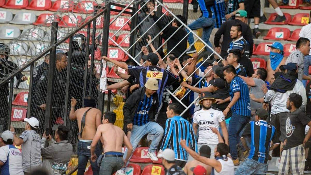 La pelea en las gradas