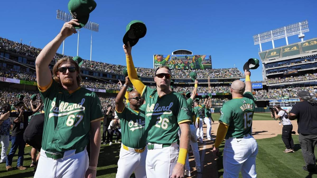 Grant Holman (67) y Tyler Nevin (26) se despiden del público