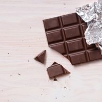 Tableta de chocolate con maní sin azúcar ni lácteos: tan rica como las compradas y perfecta para acabar con el antojo dulce