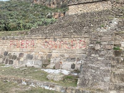 INAH reprueba grafiti en zona de monumentos en Huapalcalco, Hidalgo