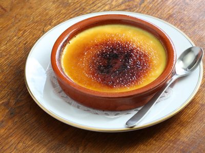 Llevate todos los aplausos con esta potente crema catalana que es un 10 para el postre: el secreto para hacerla perfecta