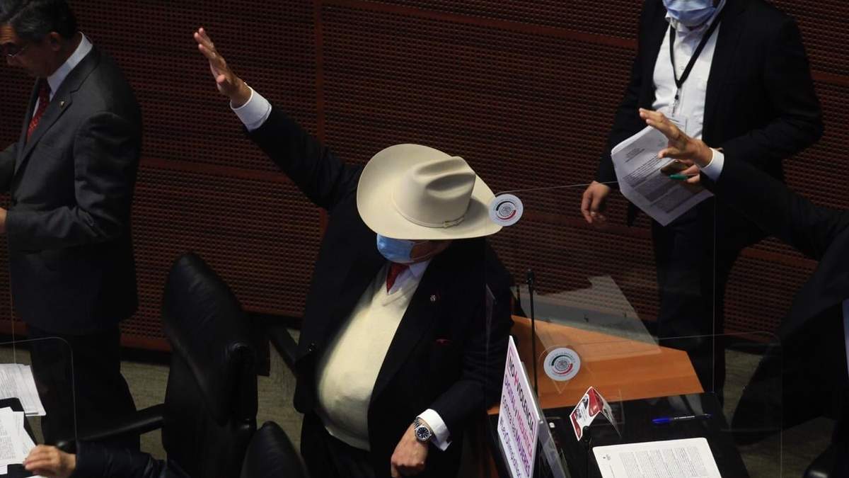 Una legisladora aprobando la Ley Olimpia