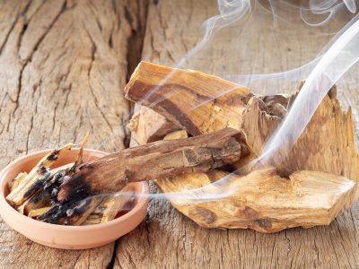Rituales: los sahumerios más poderosos para alejar la mala energía de tu hogar
