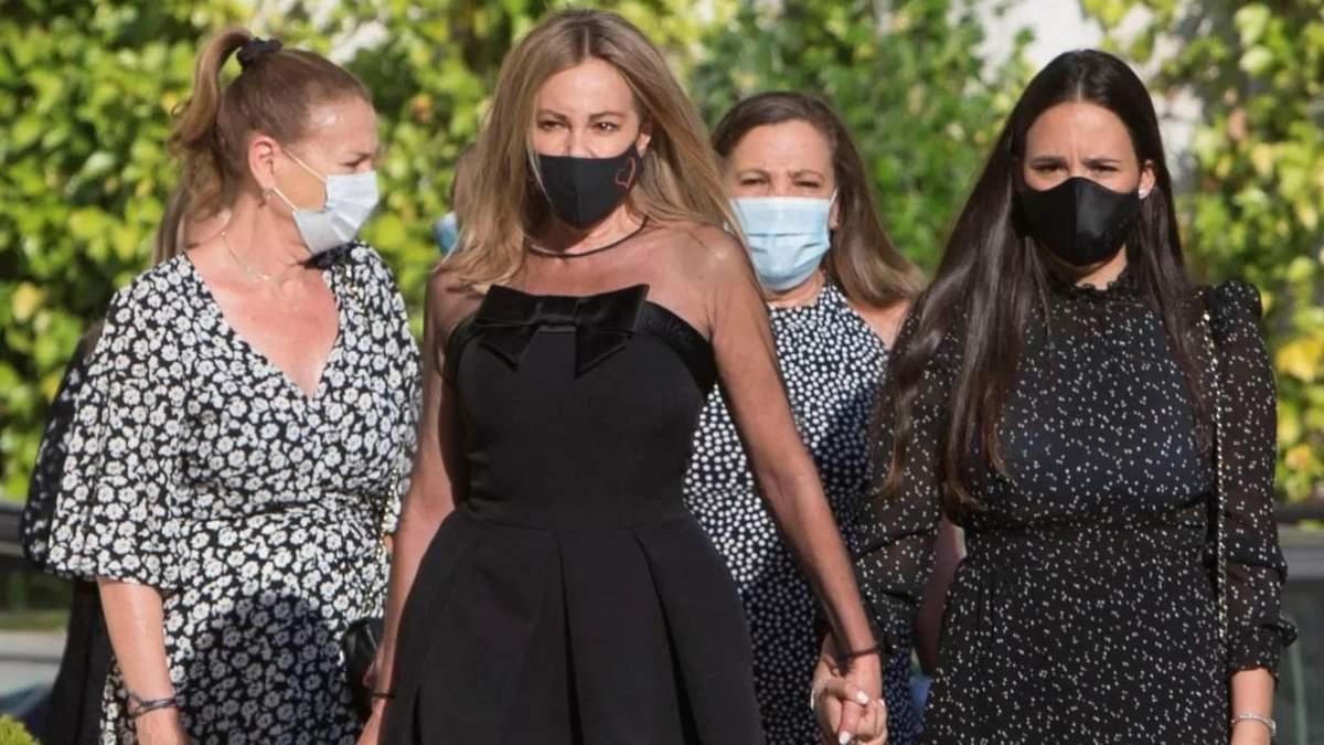 Ana Obregón en el funeral de Aless. Fuente: (Instagram)