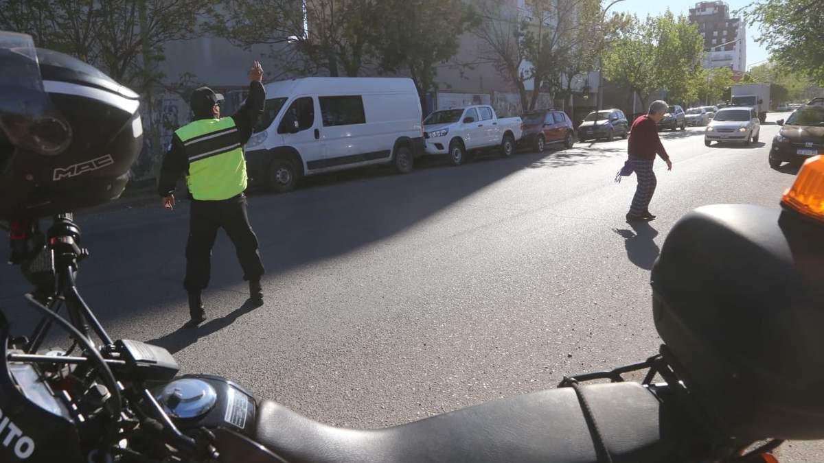 Desde transito de la municipalidad realizaron un operativo en las calles para alertar a los conductores. Fuente: (Municipalidad de Neuquén).