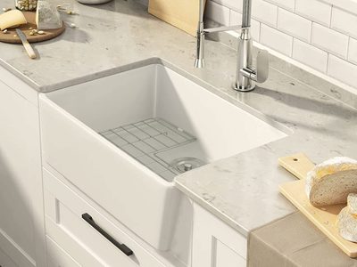 El truco para eliminar la silicona llena de sarro alrededor de la pileta de la cocina y sin ensuciar más de la cuenta