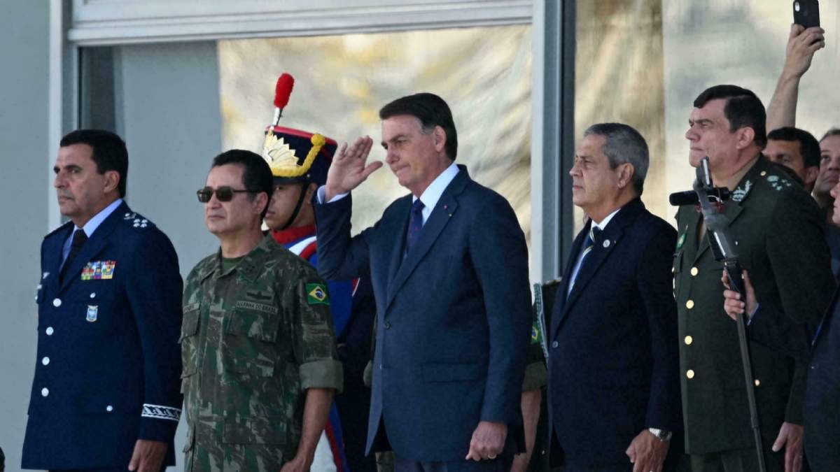 Jair Bolsonaro frente a un inusual desfile militar en Brasilia el pasado  10 de agosto. Fuente: (Twitter)