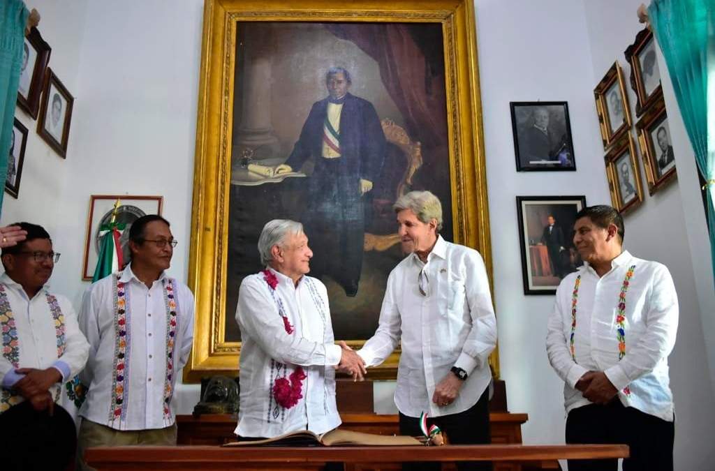 John Kerry, enviado del Presidente de Estados Unidos, Joe Biden, para el cambio climático con AMLO