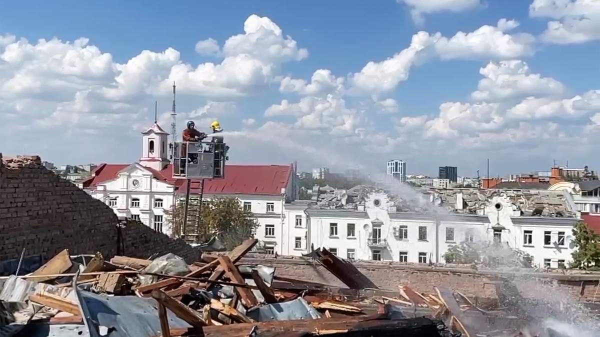 Bomberos trabajan en el tejado del teatro Taras Shevchenko dañado durante un ataque