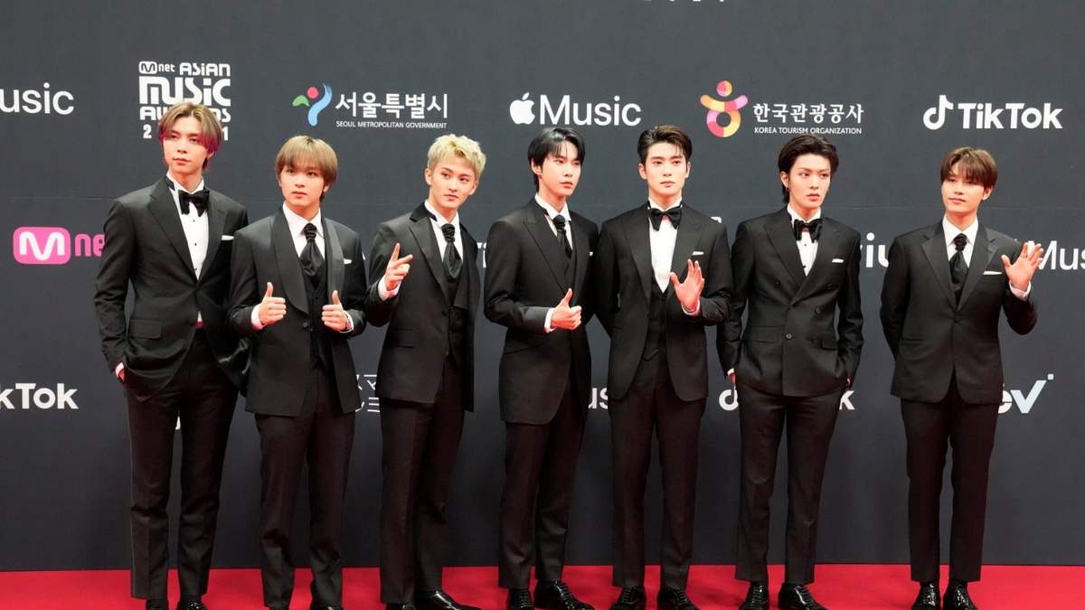 El cantante surcoreano Taeil, (derecha) posa con sus compañeros del grupo de K-pop NCT 127 en un evento en Paju, Corea del Sur