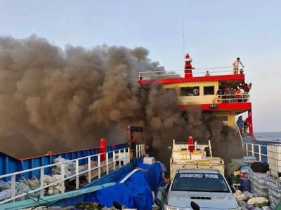 Pasajeros de transbordador saltan al mar para huir de un incendio en el Golfo de Tailandia (Videos)