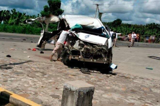 Choque de unidad de transporte colectivo contra tráiler deja 3 migrantes muertos y 6 lesionados en Chiapas