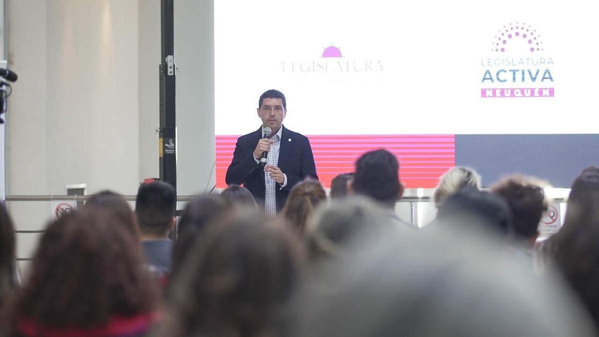 El vicegobernador Marcos Koopmann inauguró el ciclo de charlas y conversatorios en la Legislatura de Neuquén. Fuente: (Facebook)