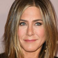 ¡Ella es paraíso! Jennifer Aniston posó de espaldas y se abrió el vestido por ahí para dejar ver muc