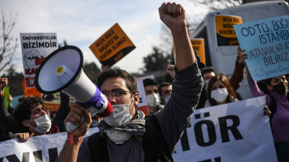 Estudiantes protestan en Estambul, ciudad de Turquía. Fuente: (Twitter)