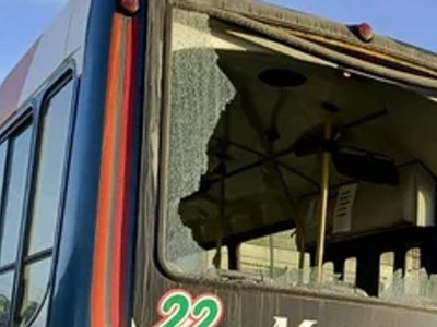 Largas filas y piedrazos: las insólitas y repudiables situaciones vividas en Argentina con los colectivos en pleno paro general