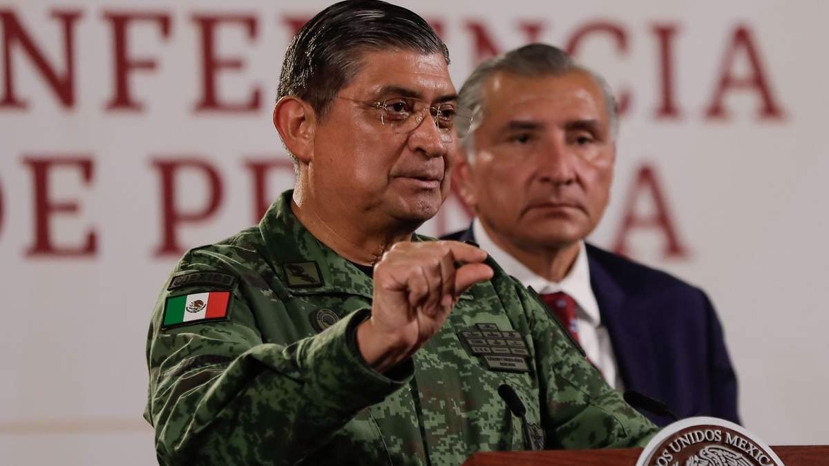 El general secretario de la Defensa Nacional, Luis Cresencio Sandoval, junto a Adán Augusto López, secretario de gobernación