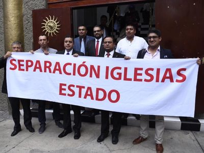 Masones piden a AMLO que su Cartilla Moral deje de distribuirse en templos