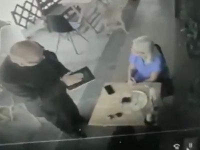 Captan a hombre vestido de cura que usa una Biblia para robar un celular a una clienta