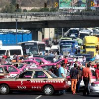 Taxistas bloquean avenidas de CDMX en protesta contra Uber y Cabify