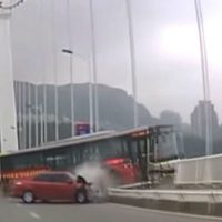 Pelea entre pasajera y chofer provoca caída de autobús de mega puente chino; hay 13 muertos (Video)
