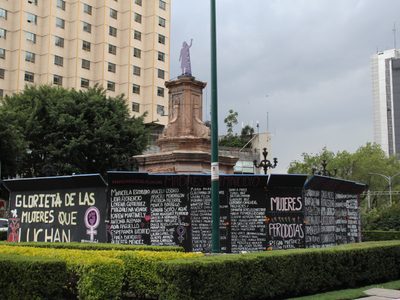Exigen a Sheinbaum mantener antimonumenta de Mujeres que Luchan en la glorieta de Colón
