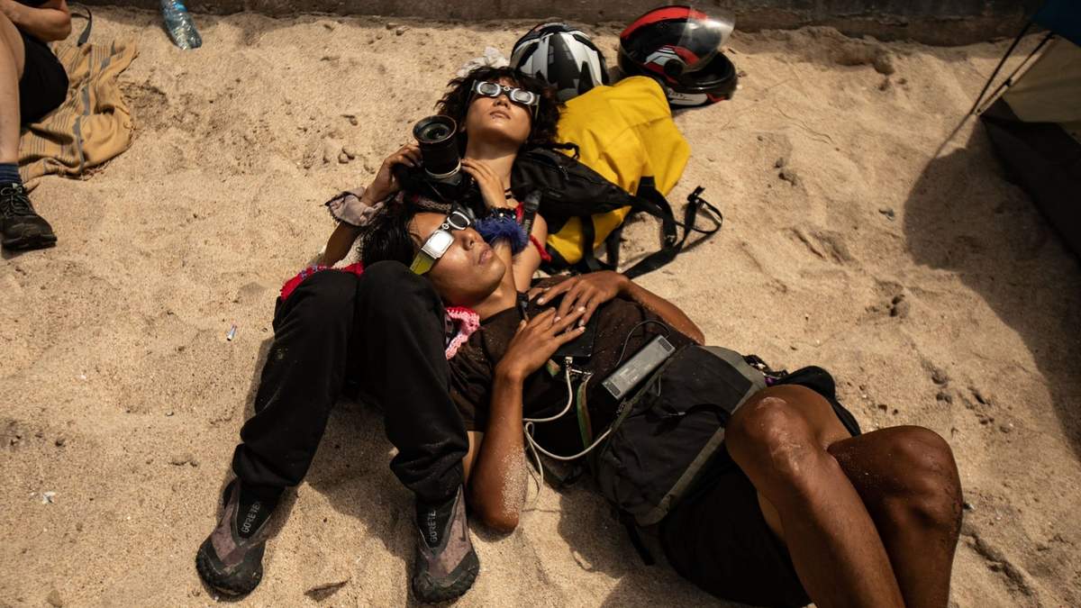 8 de abril. Turistas nacionales y extranjeros presenciaron el eclipse total de sol. En la imagen, una playa de Mazatlán