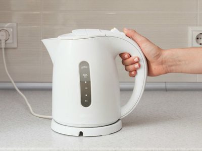 Dejá reluciente la pava eléctrica para el mate con solo 3 cosas muy fáciles de conseguir