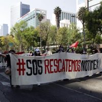 Marchan huelguistas de Notimex por "rescate" de la agencia
