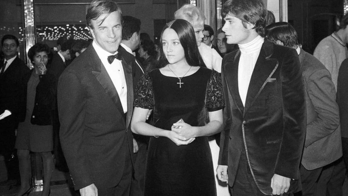 El director de la película "Romeo y Julieta", Franco Zeffirelli, izquierda, los actores Olivia Hussey, centro, y Leonard Whiting, en la premier del filme en París, el 25 de septiembre de 1968