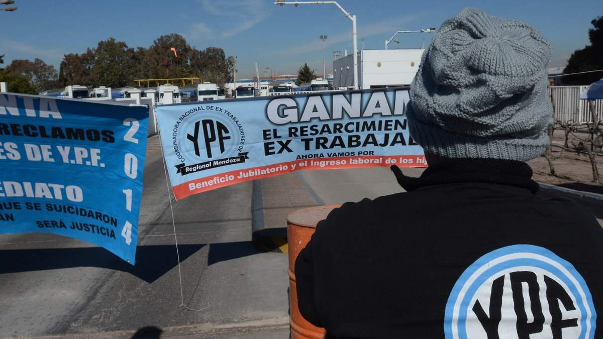 Una manifestación de extrabajadores de YPF en Comodoro Rivadavia. Fuente: (Twitter)