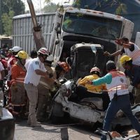 Choca autobús con estudiantes de preparatoria en Chiapas; hay 30 heridos