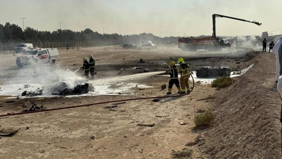 Avión de combate indio se estrella durante vuelo de demostración en Dubái; falleció el piloto