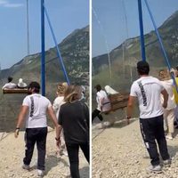 Graban en video a dos mujeres que caen a barranco tras romperse un columpio