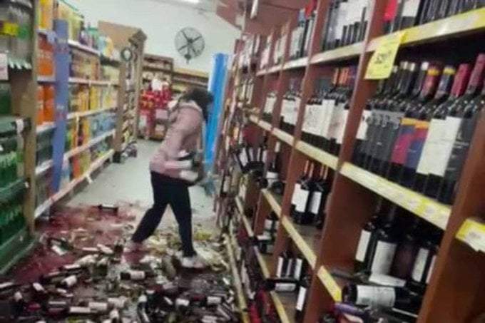 Joven de 25 años causó destrozos en un supermercado chino