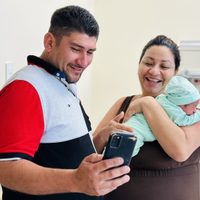 Fue al hospital por un dolor de estómago y salió con un bebé en brazos
