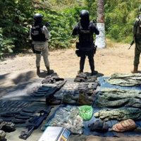 Hallan material bélico dentro de un vehículo en Múgica, Michoacán