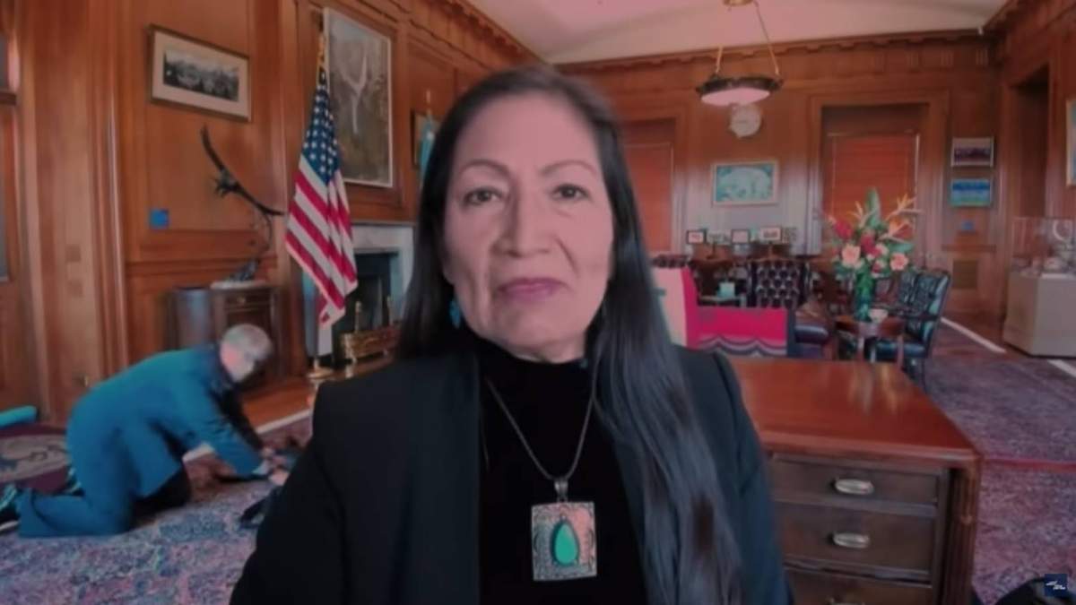 El fotógrafo que trata de pasar inadvertido durante la entrevista que dio Deb Haaland