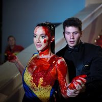 Ucraniana protesta con sangre falsa en el festival de Cannes