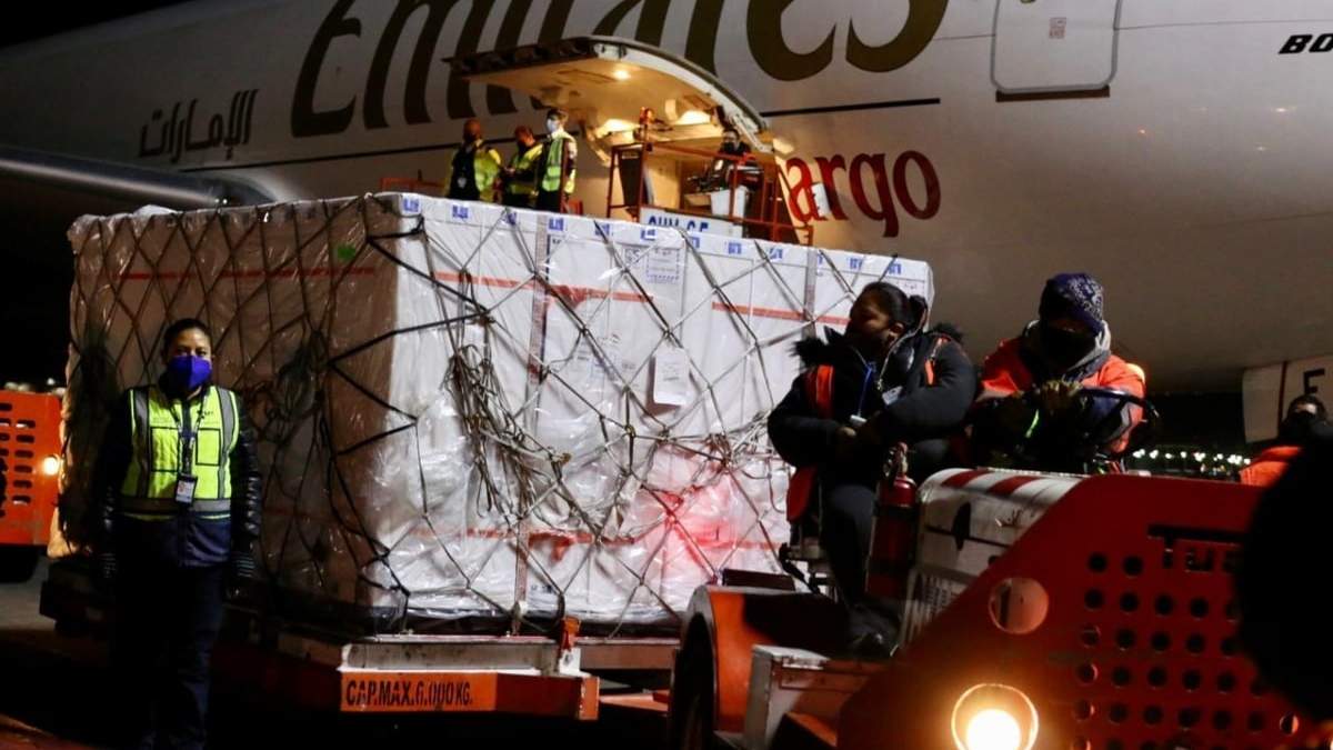 La vacuna de AstraZeneca contra el covid-19 llegó la madrugada de este domingo procedente de la India