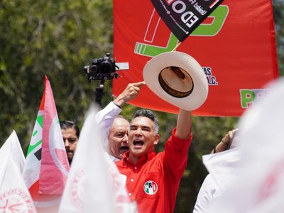 Alejandro “Alito” Moreno marcha con simpatizantes tras gresca con Fernández Noroña